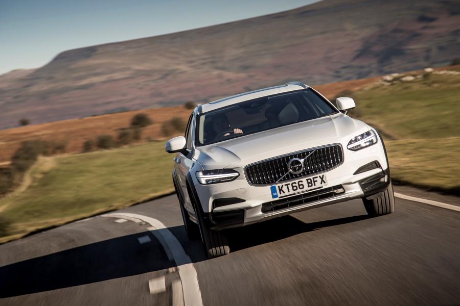  Volvo V90 D4 Cross Country 2017 года  (UK) (фото 14 из 40)